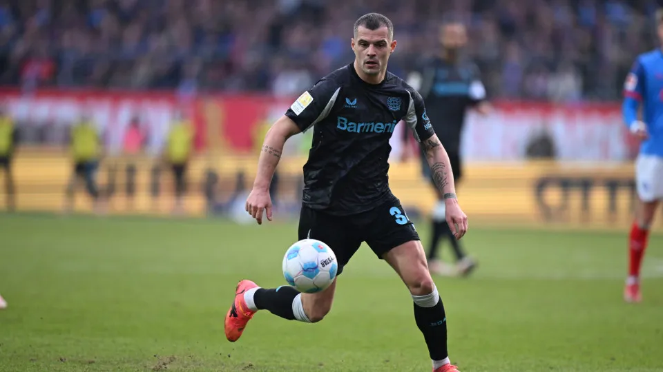 KIEL, GERMANY - FEBRUARY 22: Granit Xhaka of Bayer 04 Leverkusen runs with the ball during the Bundesliga match between Holstein Kiel and Bayer 04 Leverkusen at Holstein-Stadion on February 22, 2025 in Kiel, Germany. (Photo by Oliver Hardt/Getty Images)