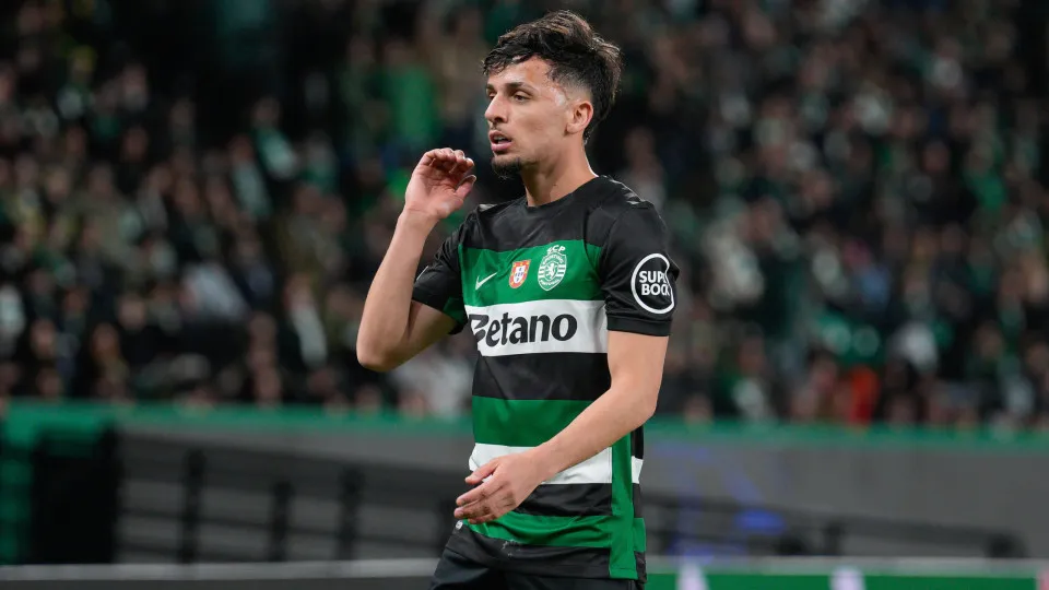 LISBON, PORTUGAL - 2025/02/11: Gabriel Teixeira (Biel) of Sporting CP in action during the UEFA Champions League 2024/25 Knockout phase play-offs1st leg between Sporting CP and Borussia Dortmund at Estadio Jose Alvalade. Final score: Sporting CP 0:3 Borus