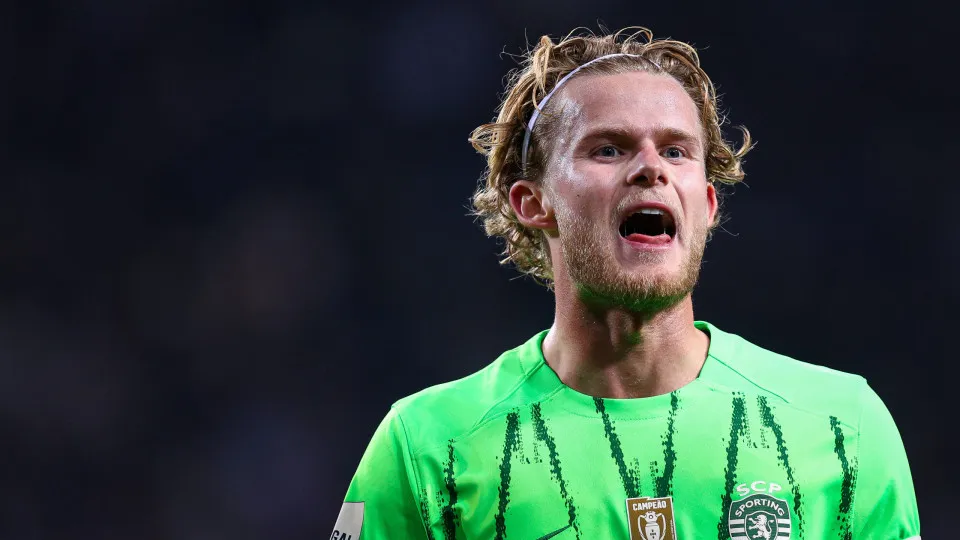 PORTO, PORTUGAL - FEBRUARY 07: Morten Hjulmand of Sporting Clube de Portugal gestures during the Liga Portugal Betclic match between FC Porto and Sporting Clube de Portugal at Estadio do Dragao on February 07, 2025 in Porto, Portugal. (Photo by Diogo Card