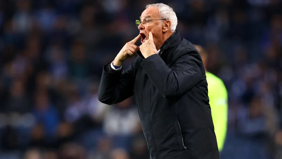 Insinuação de Ranieri sobre árbitro do FC Porto-AS Roma vale castigo