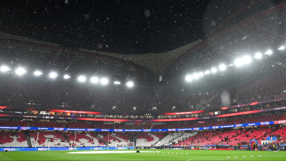 LISBON, PORTUGAL - MARCH 05: General view inside the stadium prior to the UEFA Champions League 2024/25 Round of 16 first Leg match between SL Benfica and FC Barcelona at Estadio da Luz on March 05, 2025 in Lisbon, Portugal. (Photo by David Ramos/Getty Im