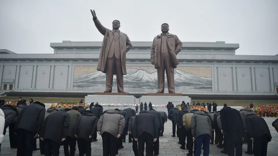 Coreia do Norte, estátuas Líderes Kim Il Sung e Kim Jong Il