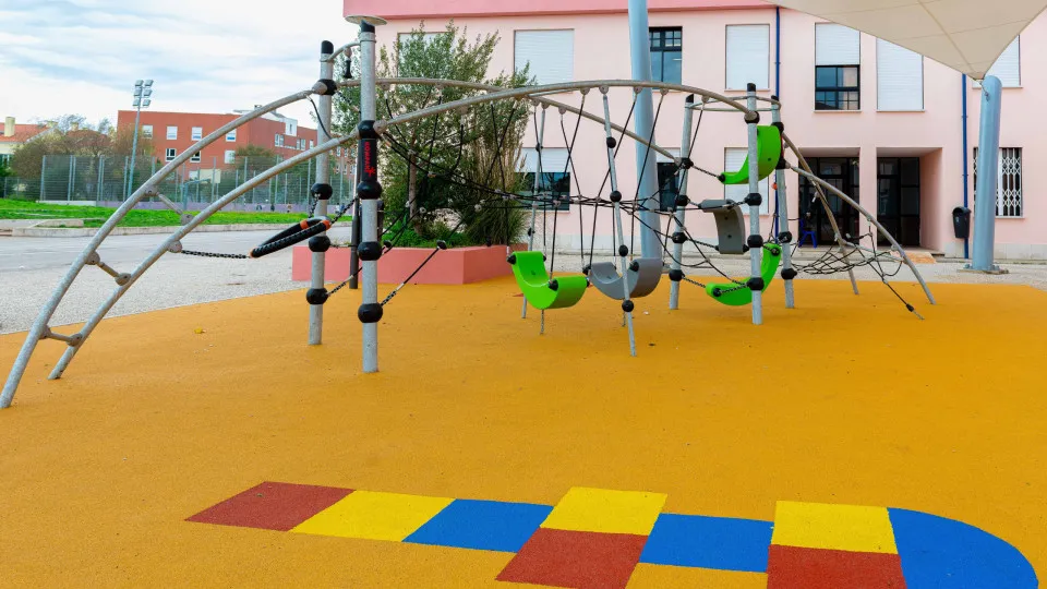 Mau tempo em Oeiras. Queda de placa de acrílico fecha escola em Queijas