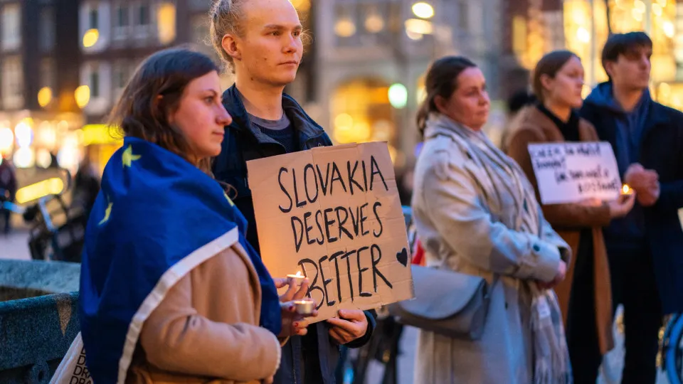 Milhares em novo protesto na Eslováquia contra políticas pró-russas
