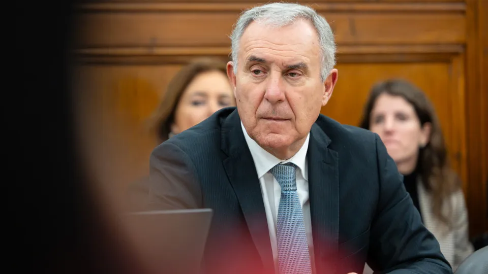 Deputado do PSD acusa colega do Chega de o filmar enquanto discursava Deputado do PSD acusa colega do Chega de o filmar enquanto discursava