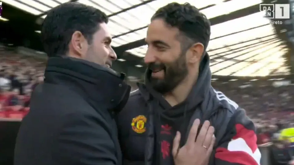 O abraço entre Ruben Amorim e Arteta antes do Manchester United-Arsenal