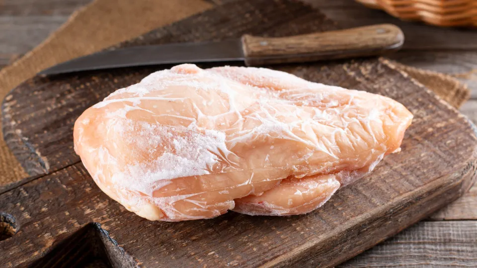 Como descongelar frango em segurança e rapidamente