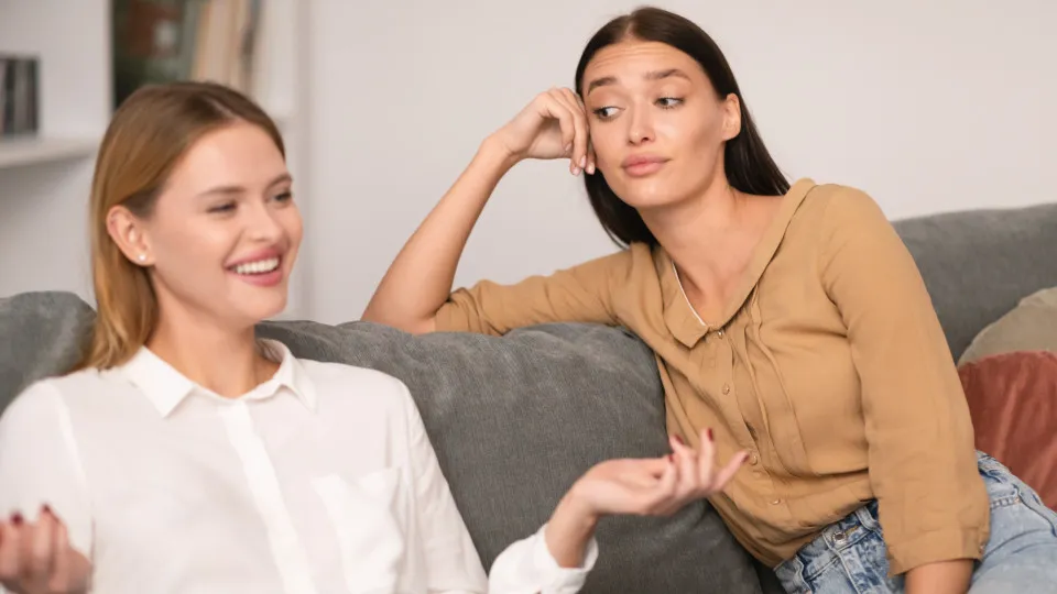 Psicóloga revela alguns dos sinais de que tem uma amizade tóxica - Notícias ao Minuto