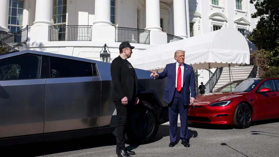 "Andamos à vossa procura". Trump ameaça com prisão quem atacar a Tesla