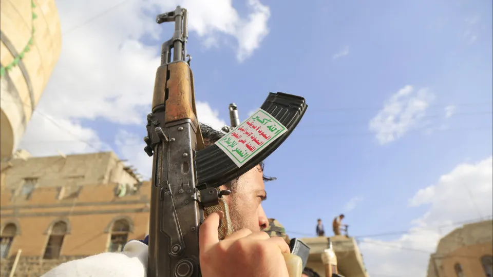 Huthis enterram PM iemenita e nove ministros mortos por Israel