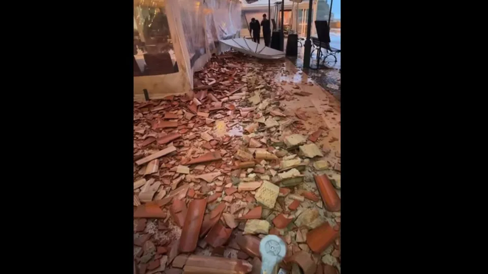 "Tornado". Fenómeno de vento extremo causa estragos em Albufeira
