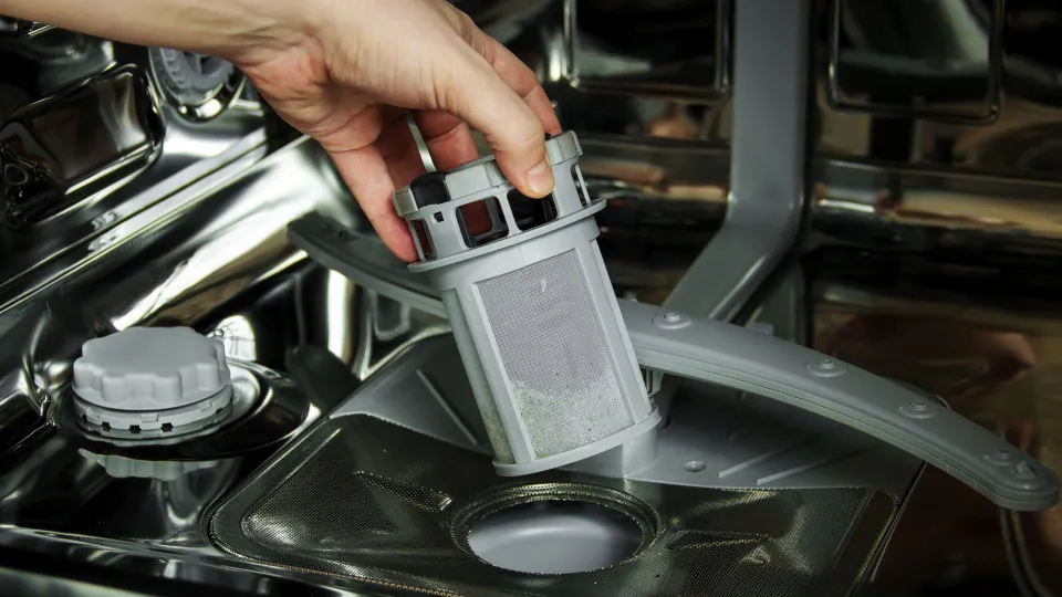 É assim que deve limpar o filtro da máquina da loiça