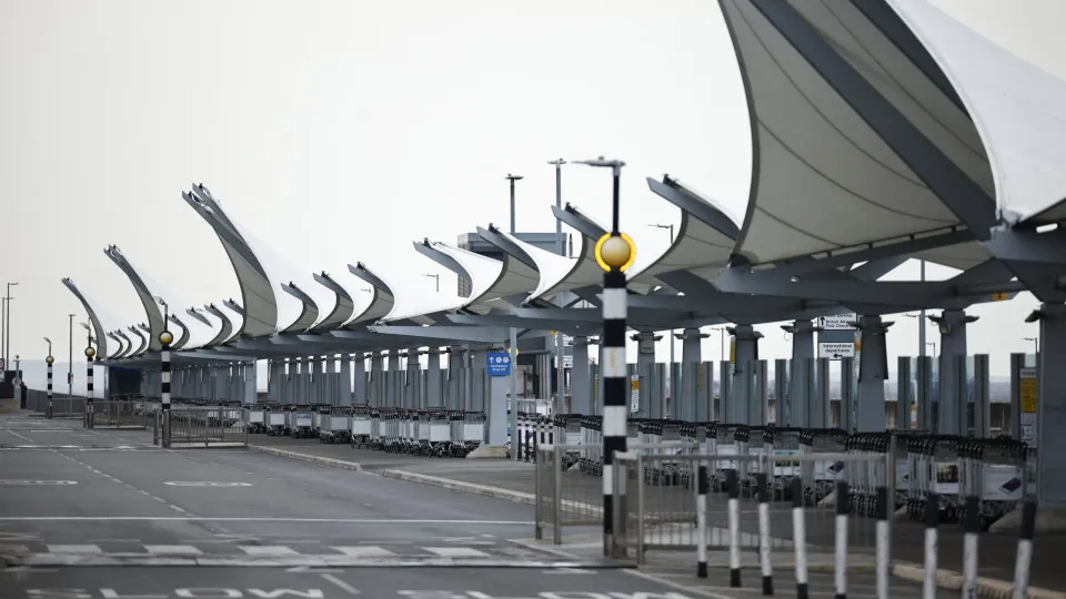 Polícia antiterrorista britânica investiga fogo que fechou aeroporto  