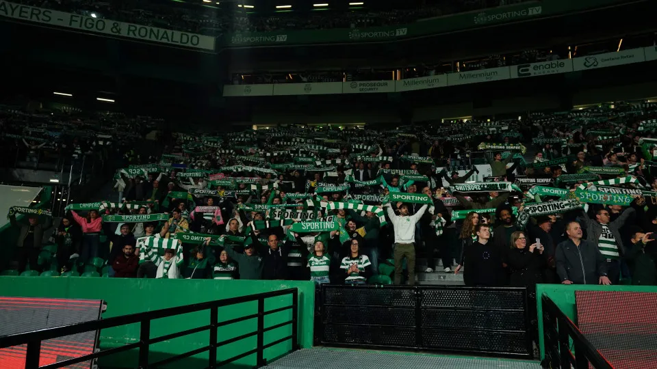 Adepto atirou 'powerbank' para relvado e Sporting vai pagar cara fatura