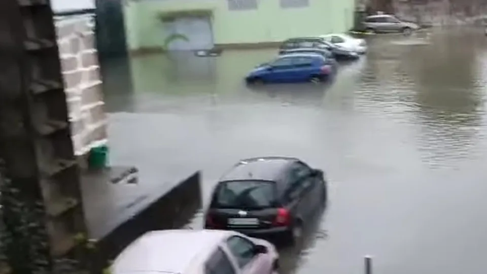 Água baixou mas continua a inundar armazéns em Leça do Balio
