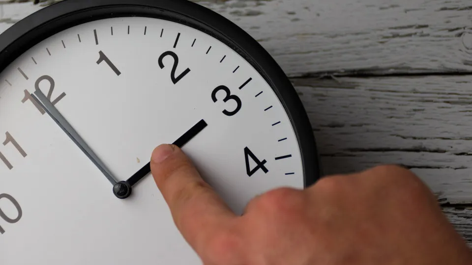 Tiquetaque, hora está quase a mudar. Mas porquê? E que se 'pensa' disso?