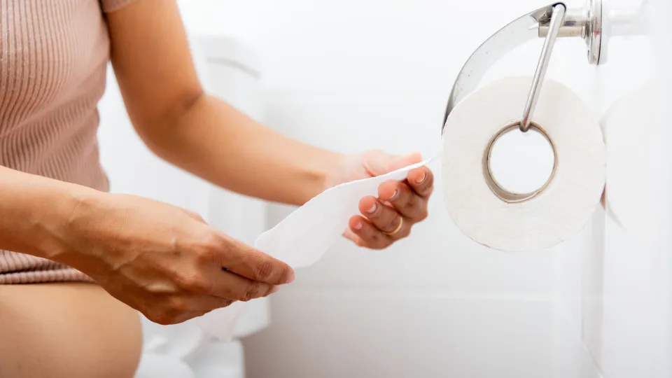 Fezes amarelas? O que pode querer dizer sobre a saúde intestinal