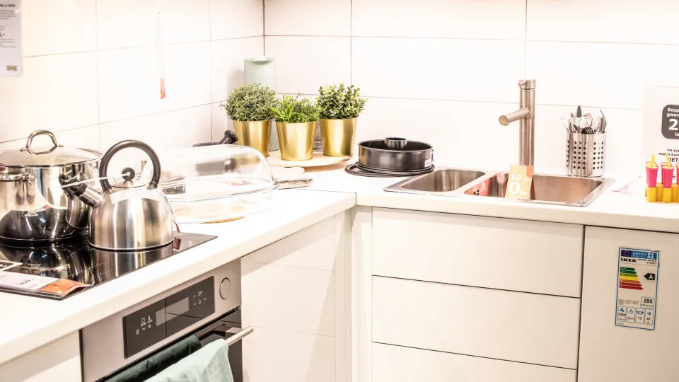 Se está farto da gordura nos armários da cozinha, vai gostar desta dica