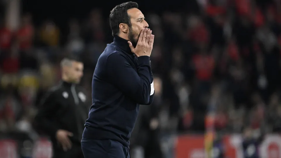 Gil Vicente's coach Paulo Cesar Peixoto shouts instructions to players during the Portuguese League football match between Gil Vicente FC and SL Benfica at the at the Cidade de Barcelos stadium in Barcelos, on March 28, 2025. (Photo by MIGUEL RIOPA / AFP)