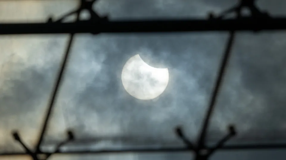 Já pode reservar gratuitamente óculos para observar o eclipse: Saiba como