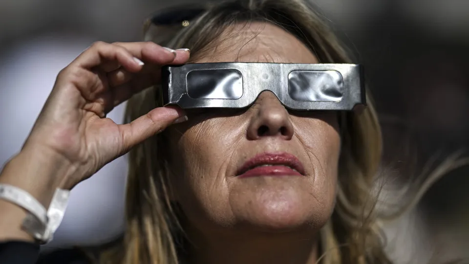 Viseu Dão Lafões distribui óculos para observação segura de eclipse solar