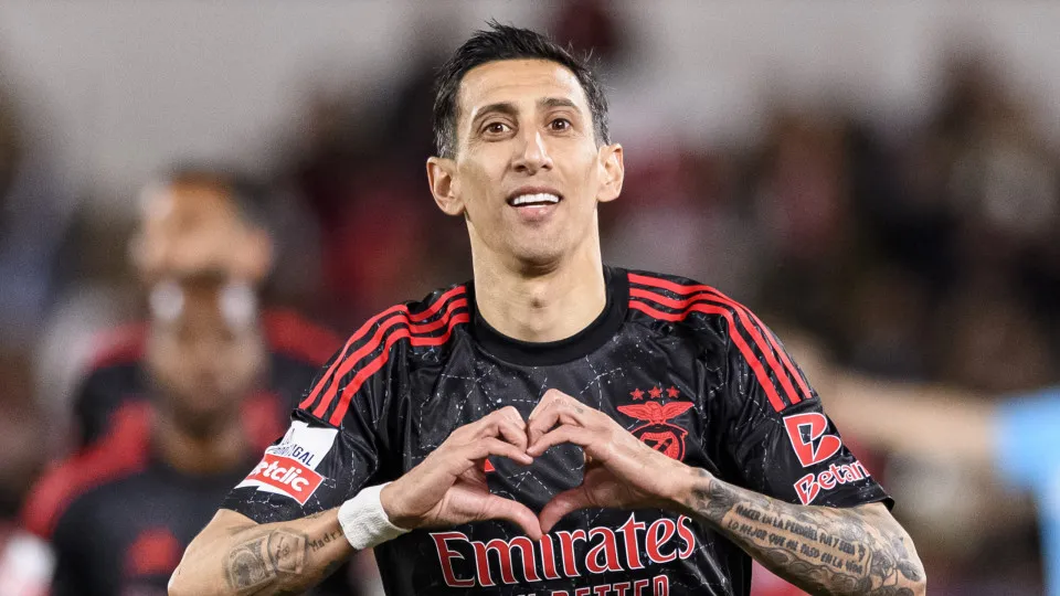 BARCELOS, PORTUGAL - MARCH 28: Ángel Di María of SL Benfica celebrates after scoring the team's third goal during the Liga Portugal Betclic match between Gil Vicente FC and SL Benfica at Estádio Cidade de Barcelos on March 28, 2025 in Barcelos, Portugal. 