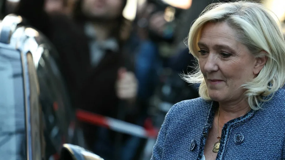 Le Pen prevê eleições antecipadas "dentro de algumas semanas ou meses"