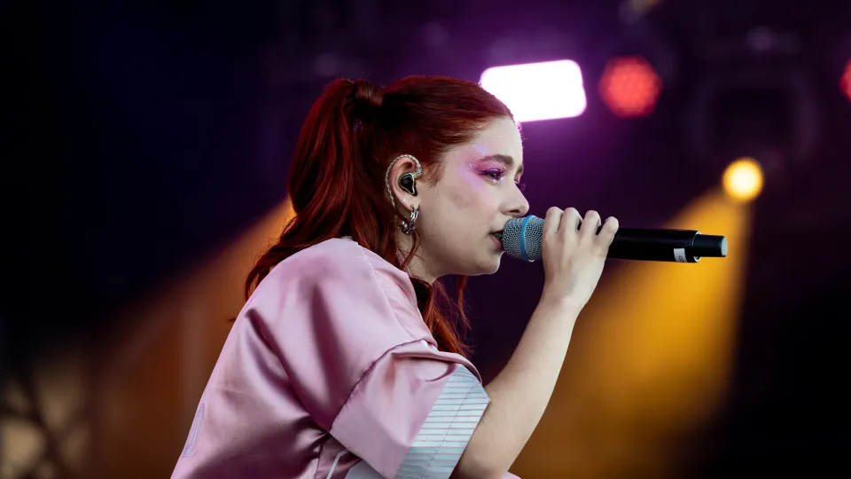 LISBON, PORTUGAL - JULY 08: Bárbara Tinoco performs on the NOS stage in a colaboration with singer Carolina Deslandes during day 3 of NOS Alive festival on July 08, 2023 in Lisbon, Portugal. (Photo by Pedro Gomes/Redferns)