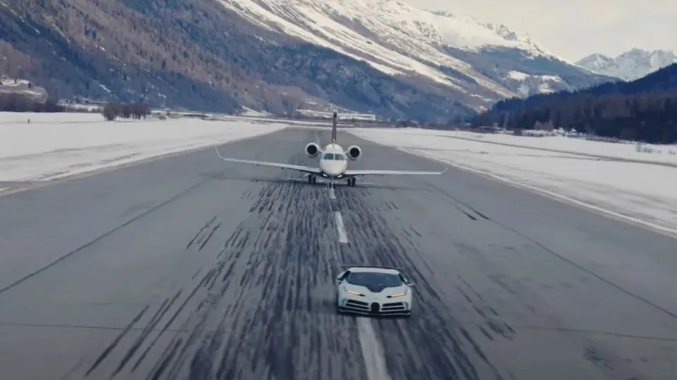 O dia em que o Bugatti de Ronaldo enfrentou um avião