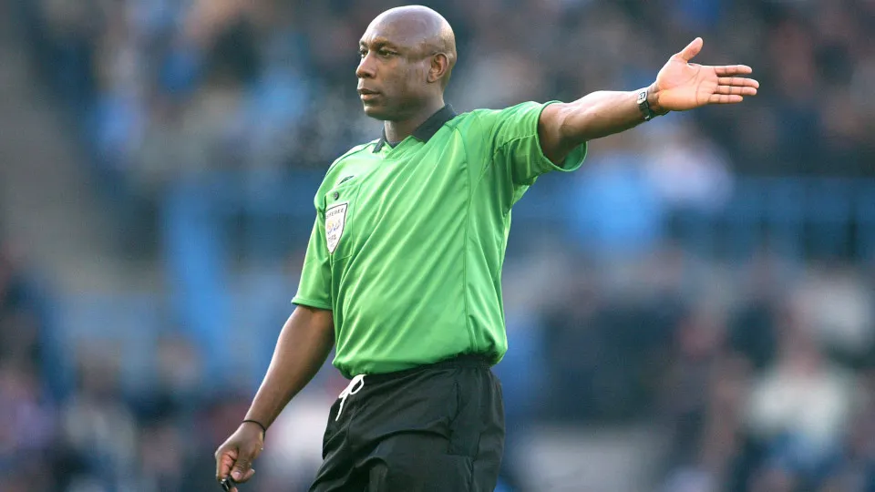 MANCHESTER, ENGLAND - January 5: Uriah Rennie, Football Referee signals during the Premier League match between Manchester City and Liverpool at Maine Road on January 5, 2003 in Manchester, England. (Photo by Richard Sellers/Sportsphoto/Allstar via Getty 