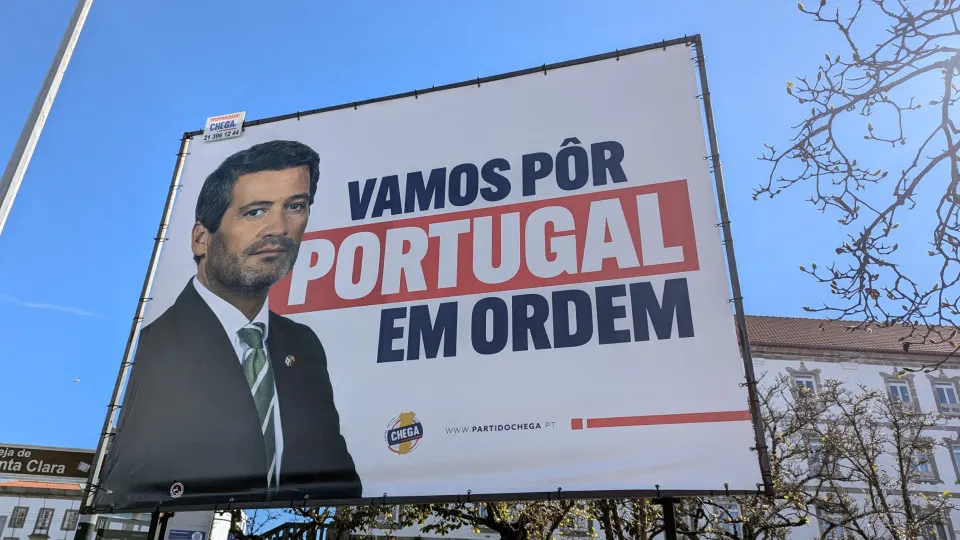 Polícia Municipal alega danos no passeio e apreende cartaz do Chega