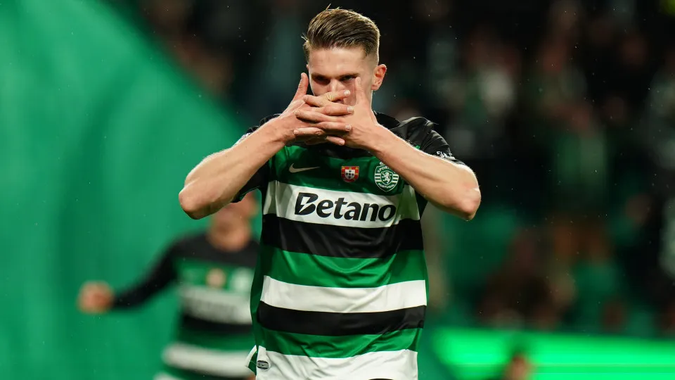 LISBON, PORTUGAL - APRIL 3:  Viktor Gyokeres of Sporting CP celebrates after scoring a goal during the Portuguese Cup match between Sporting CP and Rio Ave FC at Estadio Jose Alvalade on April 3, 2025 in Lisbon, Portugal. (Photo by Gualter Fatia/Getty Ima