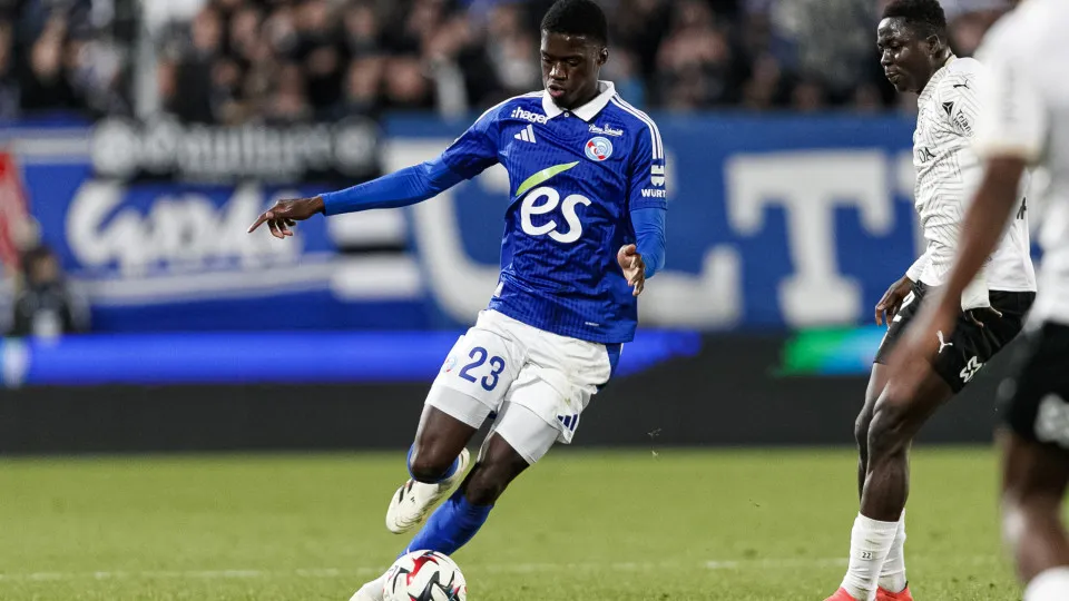 STRASBOURG,  - DECEMBER 08: Mamadou Sarr of Strasbourg (L) dribbles Oumar Diakite of Reims (R) during the Ligue 1 match between RC Strasbourg Alsace and Stade de Reims at Stade de la Meinau on December 8, 2024 in Strasbourg, . (Photo by Sathir