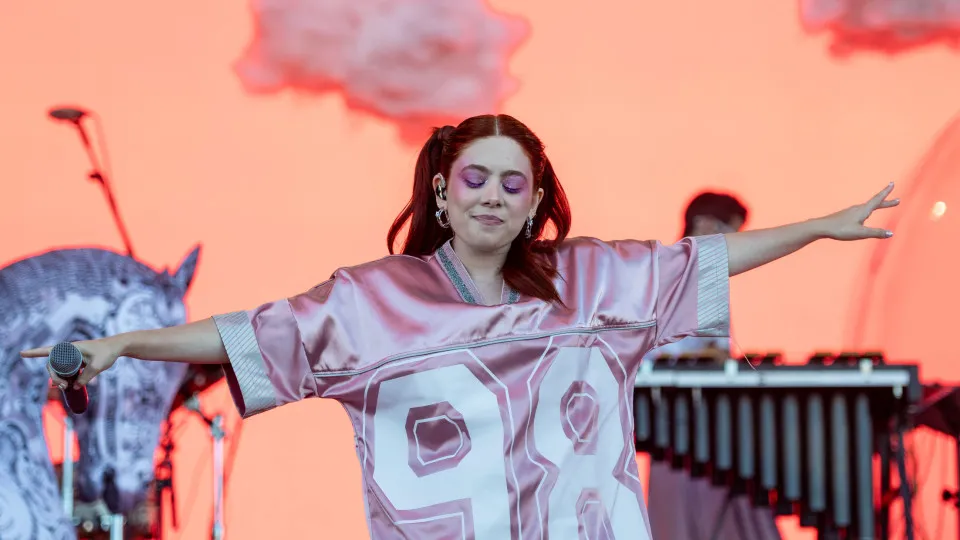 LISBON, PORTUGAL - JULY 08: Bárbara Tinoco performs on the NOS stage in a colaboration with singer Carolina Deslandes during day 3 of NOS Alive festival on July 08, 2023 in Lisbon, Portugal. (Photo by Pedro Gomes/Redferns)
