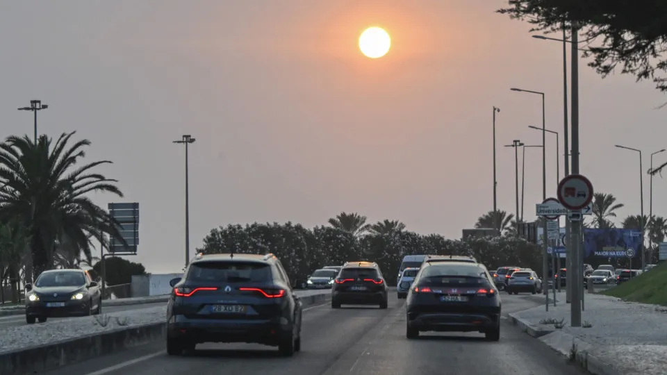 CASCAIS, PORTUGAL - SEPTEMBER 18: Vehicles drive on Marginal Avenue at a hazy sunset due to pollution, consequence of fires up north in the country, on September 18, 2024, in Cascais, Portugal. The National Emergency and Civil Protection Authority (ANEPC)