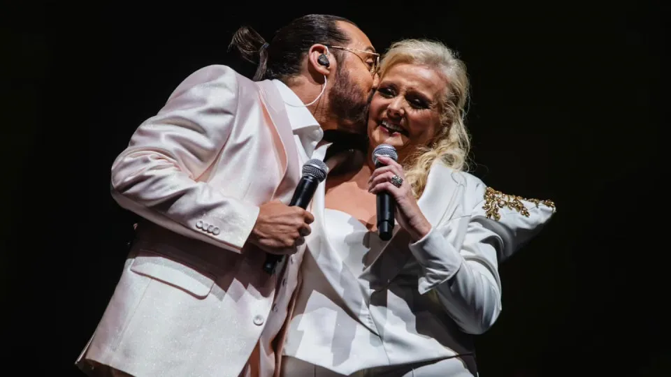 Flávio Furtado faz dueto com Ágata em concerto. "Esteve fantástico"