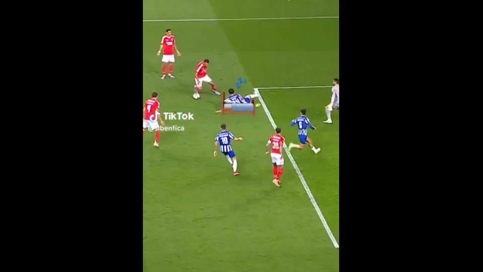 Benfica 'arrasa' Nehuén Pérez com meme e... arrepende-se