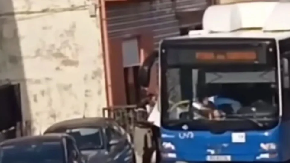 Motorista transporta frigorífico em autocarro da UNIR. Eis o momento