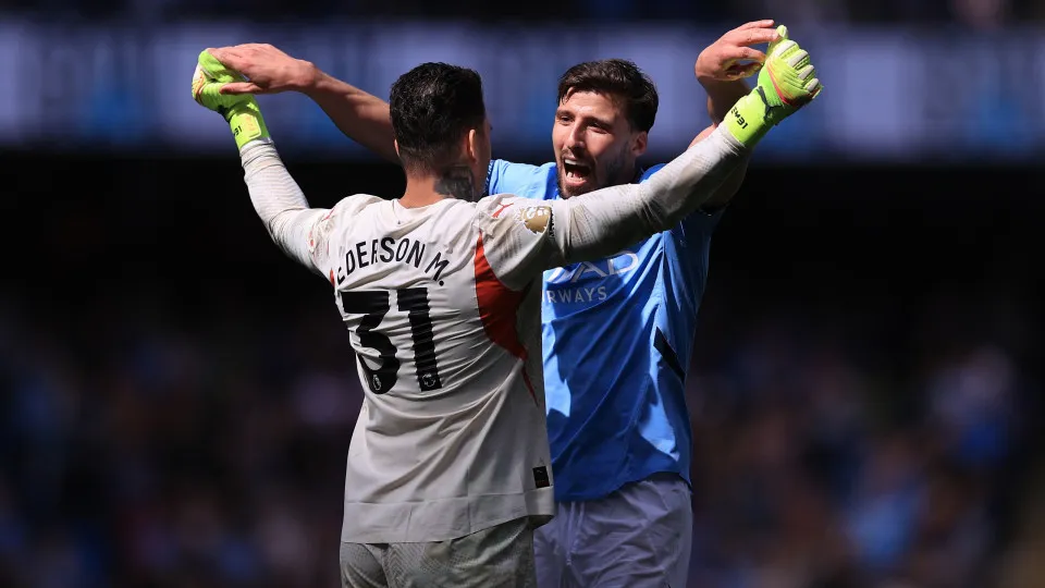 Manchester City dá a volta e vence com Ederson no melhor... e no pior