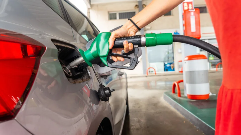 Gasóleo e gasolina: Aqui estão 5 motivos que explicam a queda dos preços