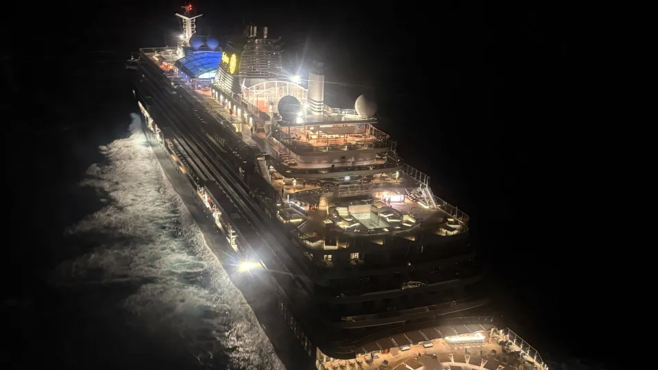 Idoso retirado de navio cruzeiro por necessitar de "assistência urgente"