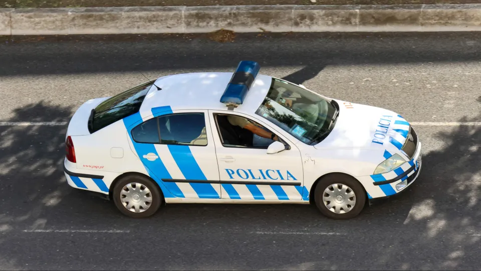 Puxa fio de ouro que vítima trazia ao pescoço e foge a pé com "metade"