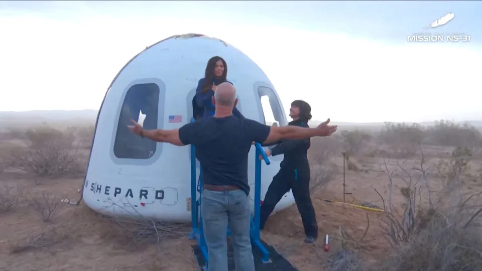 Bezos cai ao receber noiva de viagem ao Espaço e Internet não perdoa