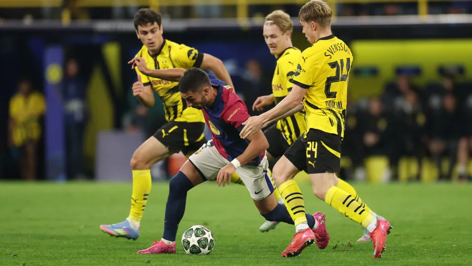 Foi sofrer a bom sofrer. Barcelona perde em Dortmund, mas garante 'meias'