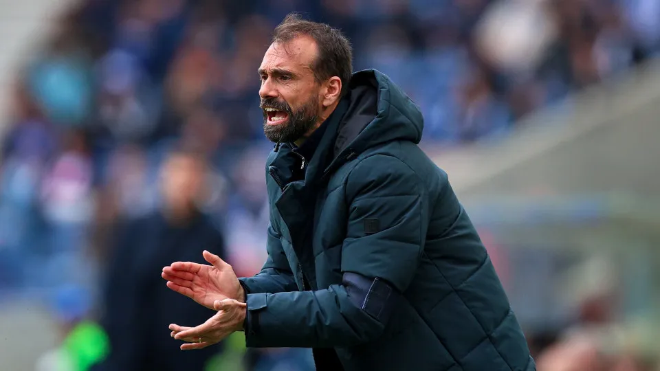 PORTO, PORTUGAL - APRIL 18: Hugo Oliveira, Head Coach of FC Famalicao, gestures during the Liga Portugal Betclic match between FC Porto and FC Famalicão at Estadio do Dragao on April 18, 2025 in Porto, Portugal. (Photo by Diogo Cardoso/Getty Images)