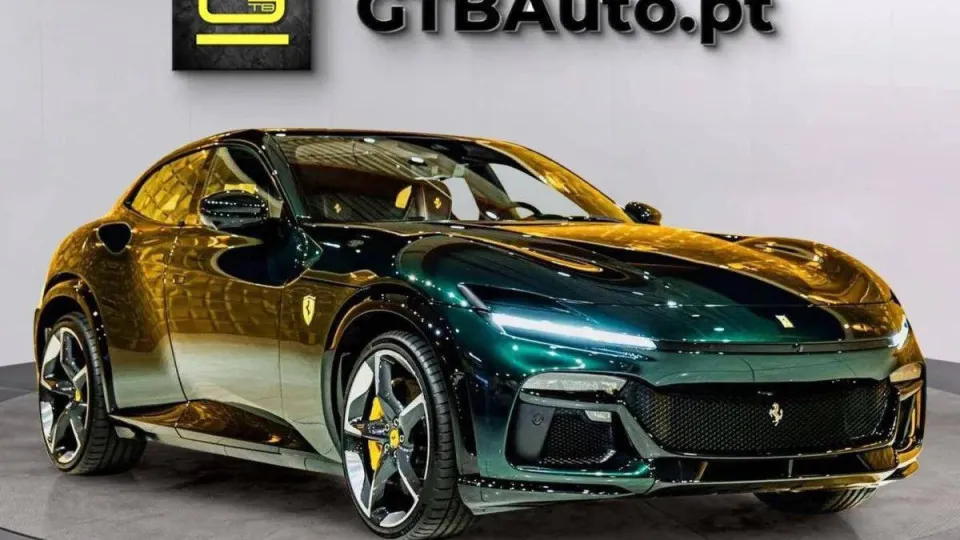 Há um 'stand' em Portugal que tem quatro Ferrari Purosangue à venda
