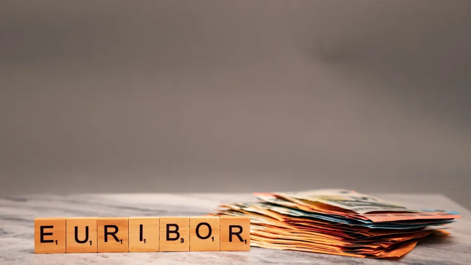 Euribor sobe a três e a seis meses e desce a 12 meses