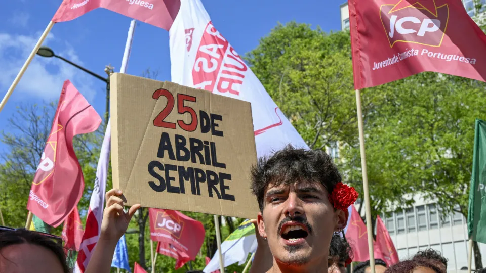 Ânimos acalmam em Lisboa e passam a clima de festa pela liberdade