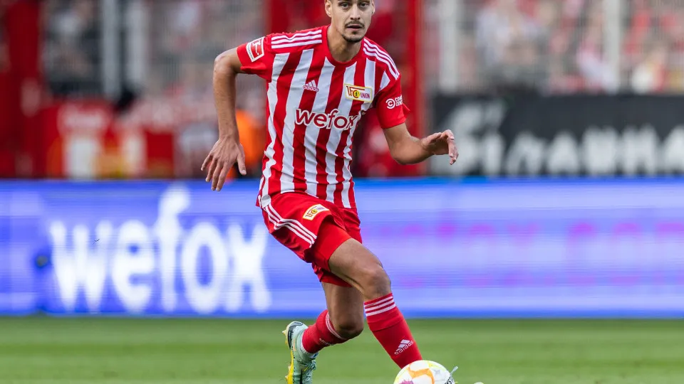 BERLIN, GERMANY - SEPTEMBER 18: Diogo Leite of 1.FC Union Berlin runs with the ball during the Bundesliga match between 1. FC Union Berlin and VfL Wolfsburg at Stadion an der alten Försterei on September 18, 2022 in Berlin, Germany. (Photo by Boris Streub