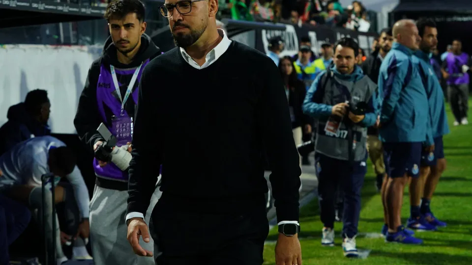 AMADORA, PORTUGAL - APRIL 26: Head Coach Jose Faria of CF Estrela da Amadora before the start of the Liga Portugal Betclic match between CF Estrela da Amadora and FC Porto at Estadio Jose Gomes on April 26, 2025 in Amadora, Portugal. (Photo by Gualter Fat